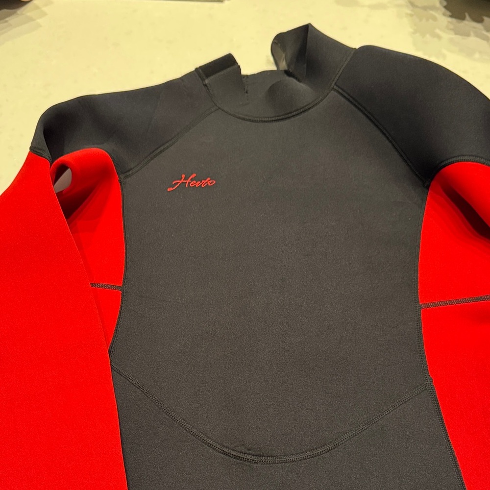 Hevto Men's Swim Rash Guard in Black and Red excellent condition